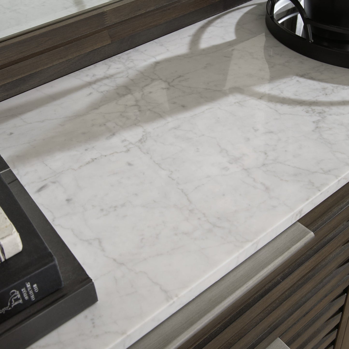 Lit à panneaux Arkenton King avec commode et coffre à miroir