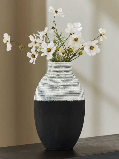 Vase Girtha