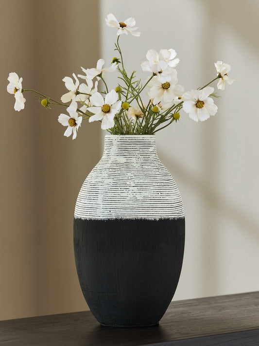 Vase Girtha